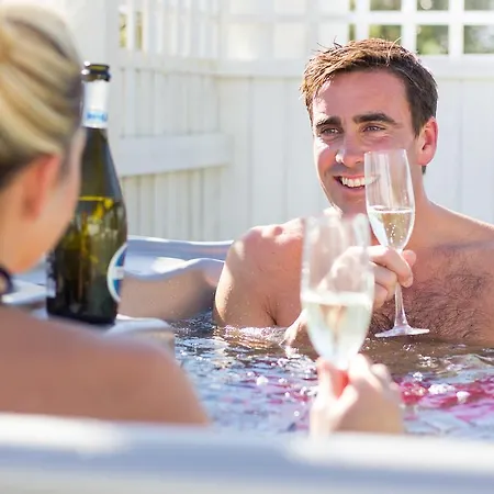 The Lakes Rookley Exterior photo A couple in a hot tub