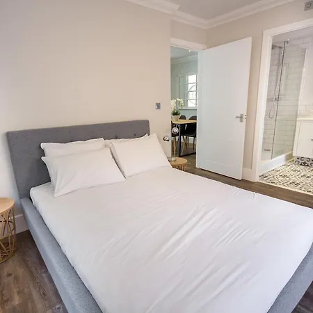 The Lakes Rookley Exterior photo A bedroom in a serviced apartment in London