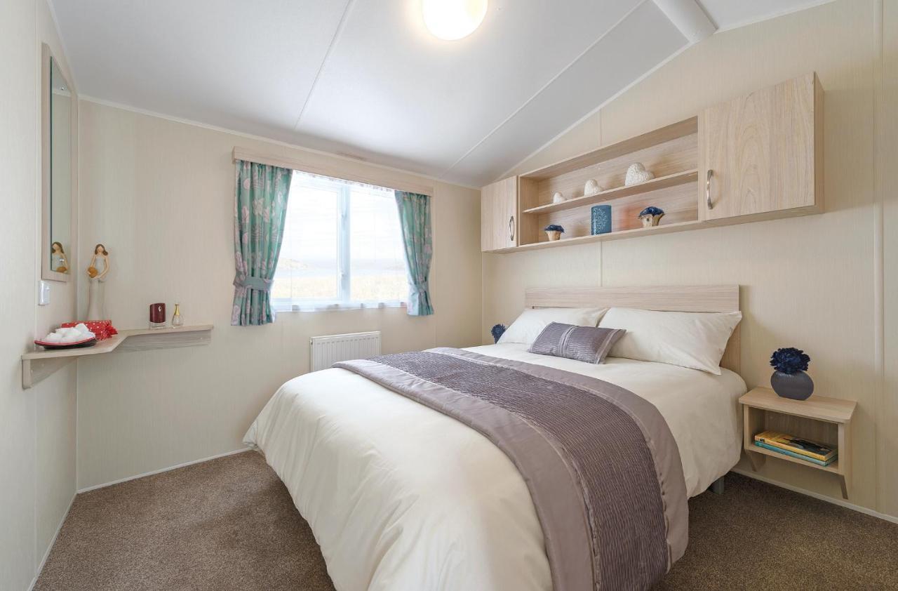The Lakes 5*