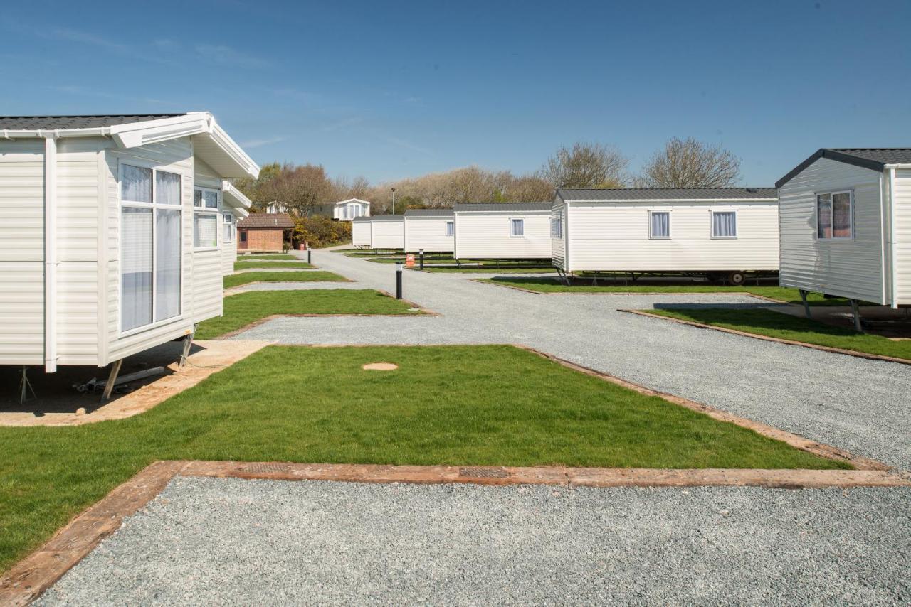 The Lakes 5*